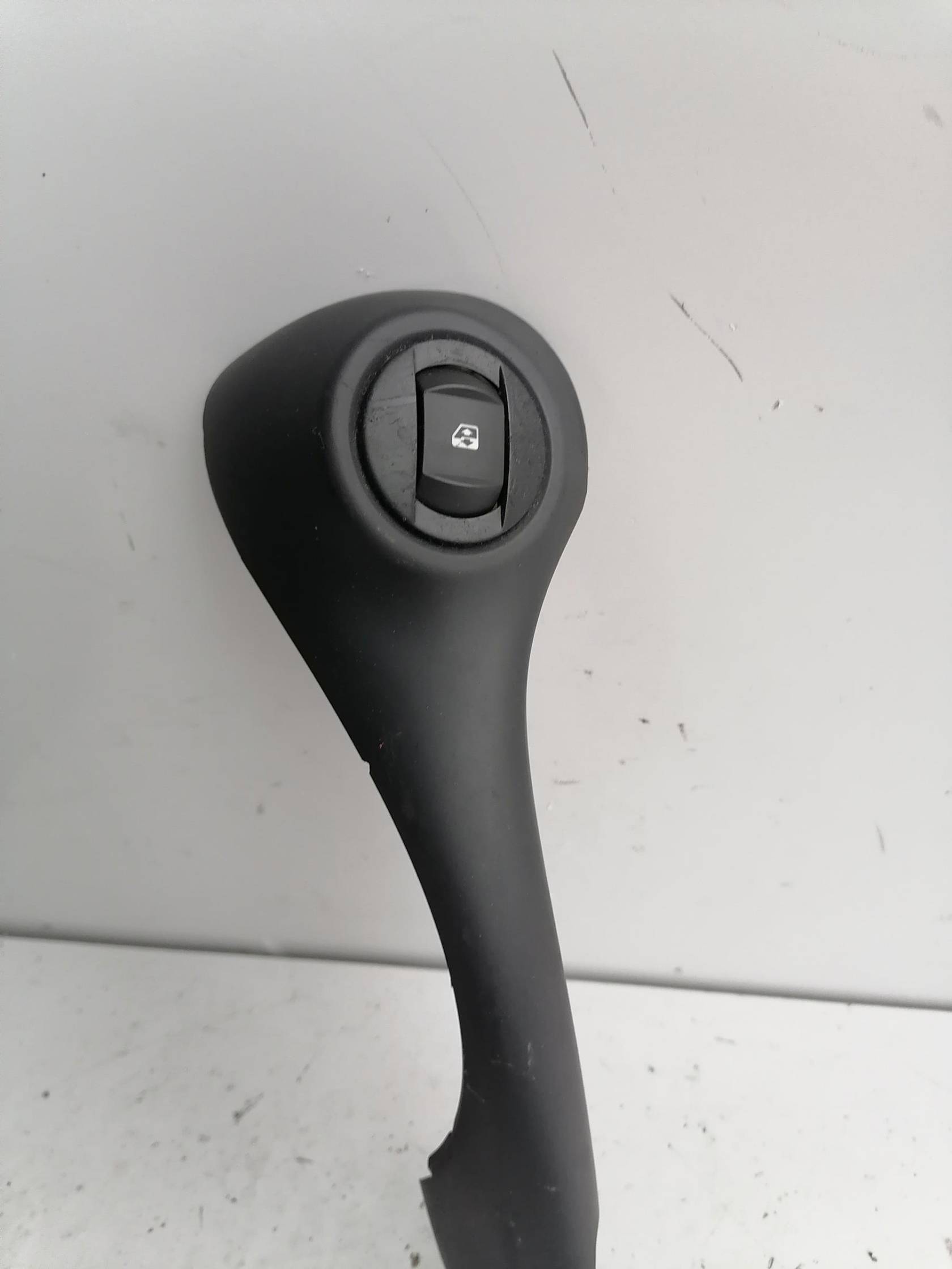 Interruttore alzacristalli porta ant. dx.